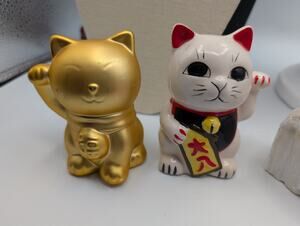 Pair Maneki-Neko Lucky Cat Piggy Bank Figurines Gold & White Ceramic Daiso READ